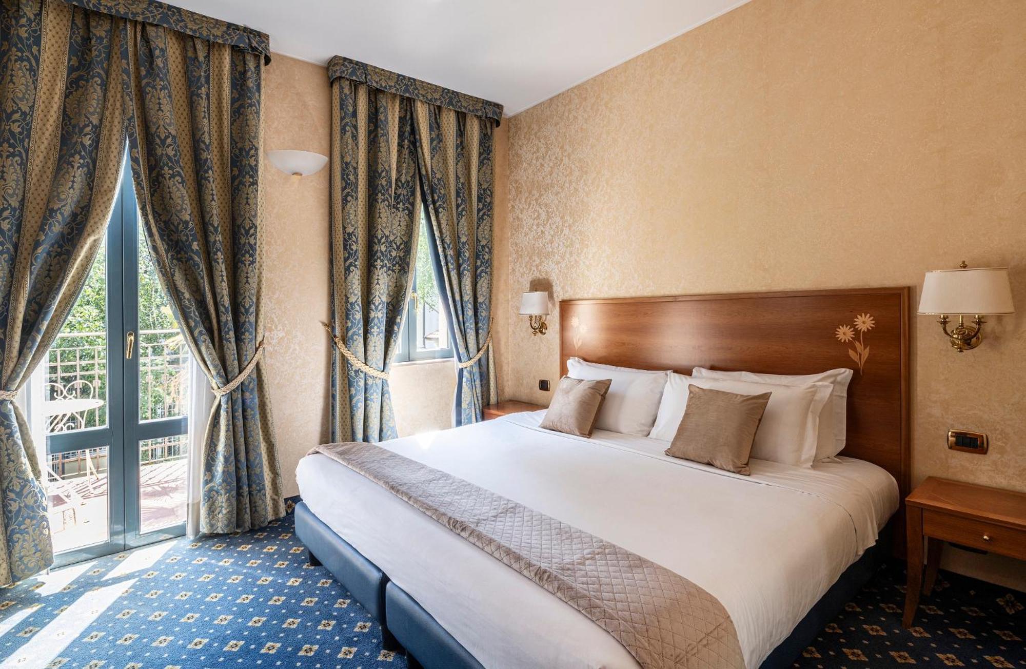 Zimmer mit Kingsize-Bett und Balkon