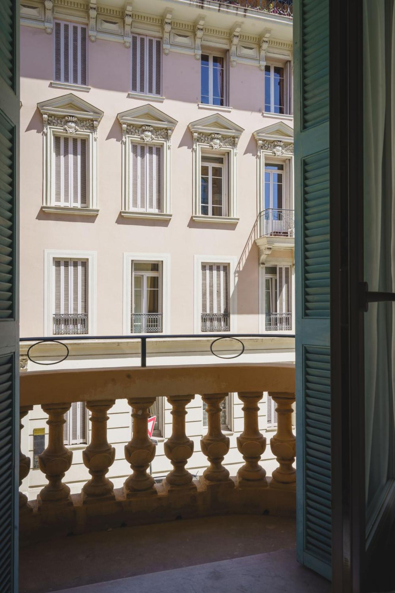 Standard Doppelzimmer mit Badewanne und Balkon