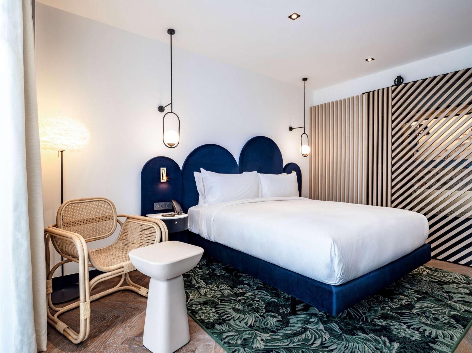 Zimmer mit Queensize-Bett und Stadtblick