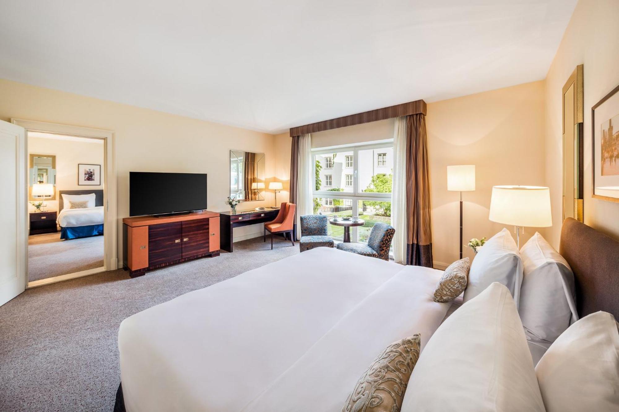 Deluxe Zimmer mit Kingsize-Bett und Gartenblick