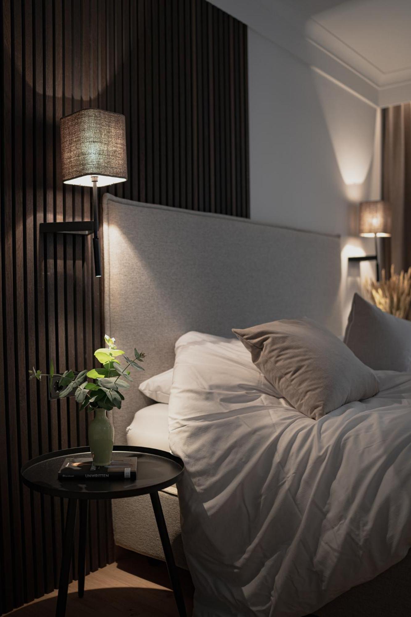 Zimmer mit Kingsize-Bett und Bergblick