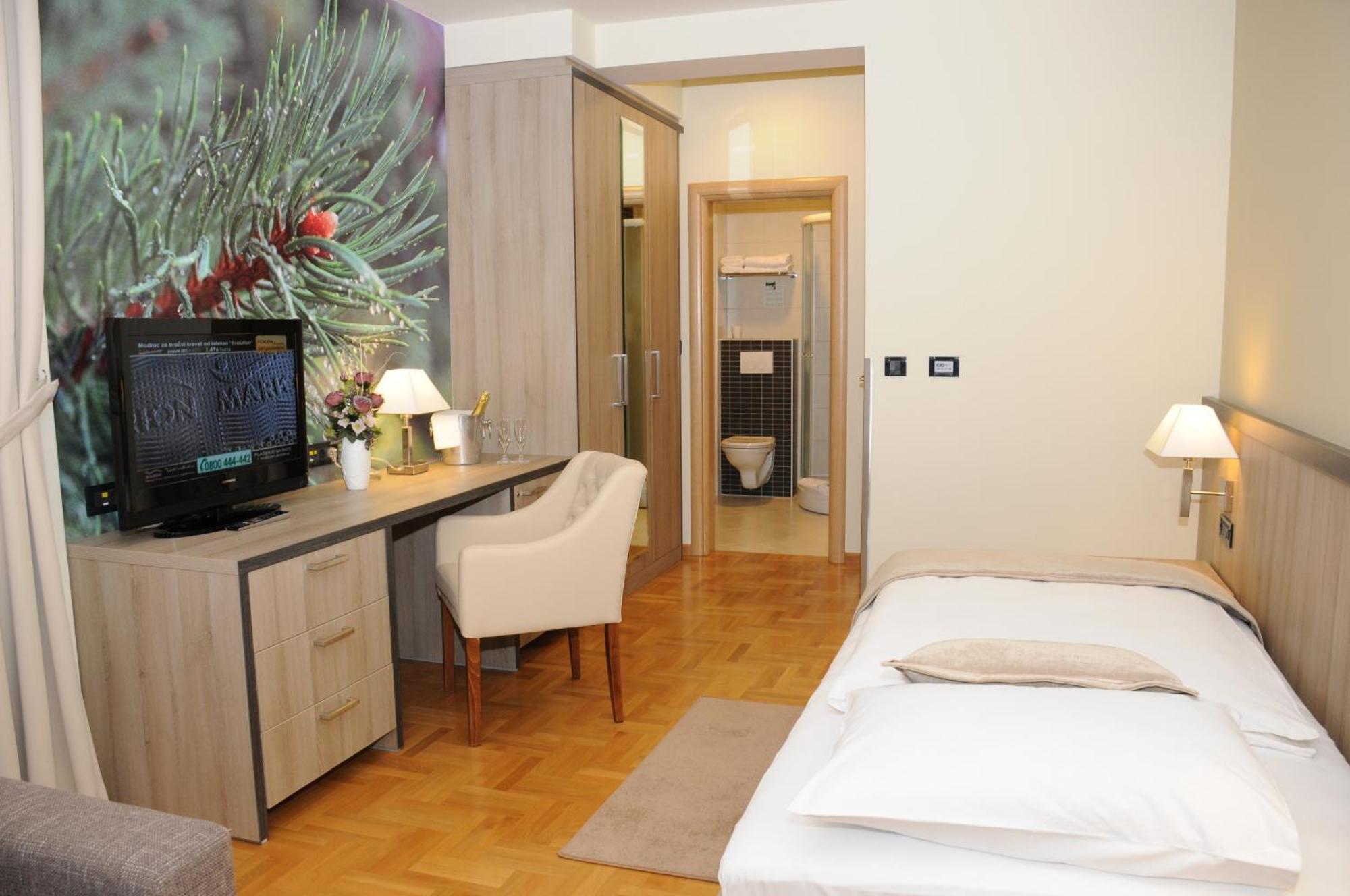 Single Room,381914167:JPEG