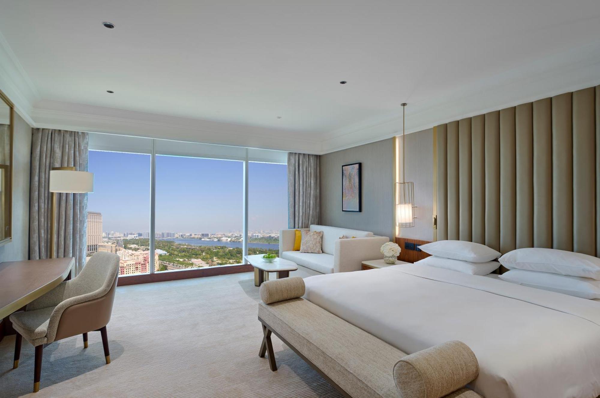 Grand Zimmer mit Silvestererlebnis mit obligatorischem Galadinner für 1.600 AED pro Erwachsenem und 800 AED pro Kind