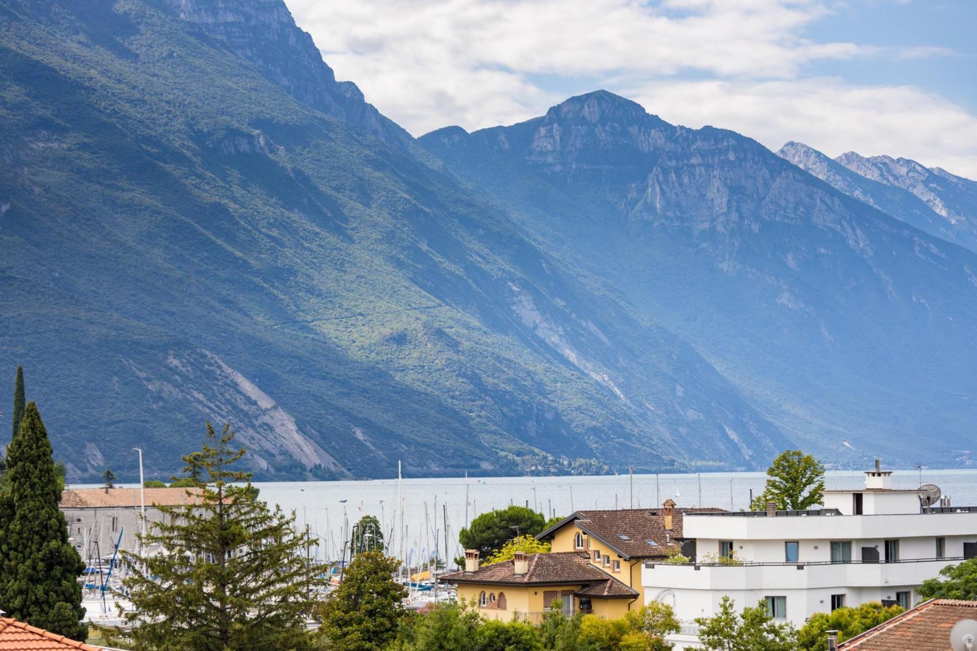 Suite mit Seeblick und Balkon