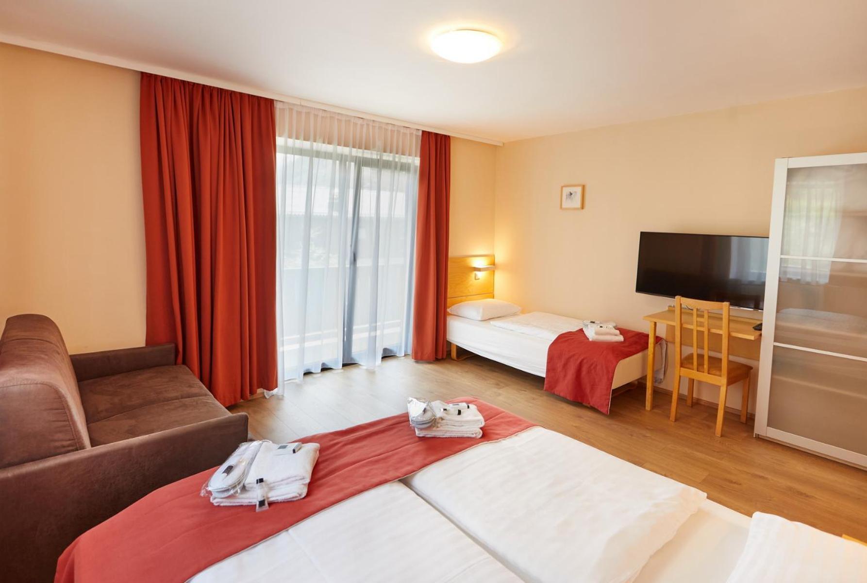 Dreibettzimmer mit Balkon und Bergblick