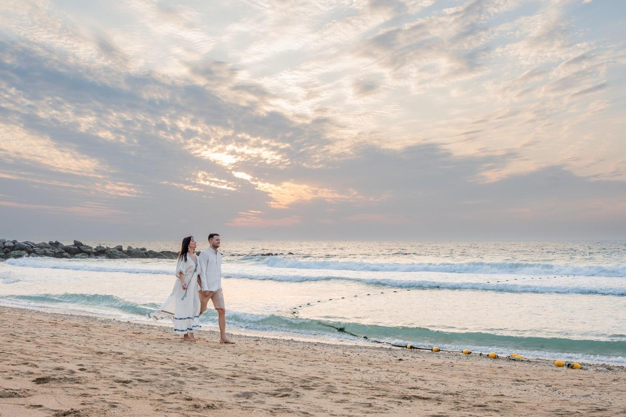 Präsidentensuite Harmony mit 2 Schlafzimmern – Meerseite – mit eigenem Butler, Frühstück im Alizee oder Speisen auf dem Zimmer, einem täglich in der Suite servierten Aperitif bei Sonnenuntergang sowie Flughafentransfers in beide Richtungen.