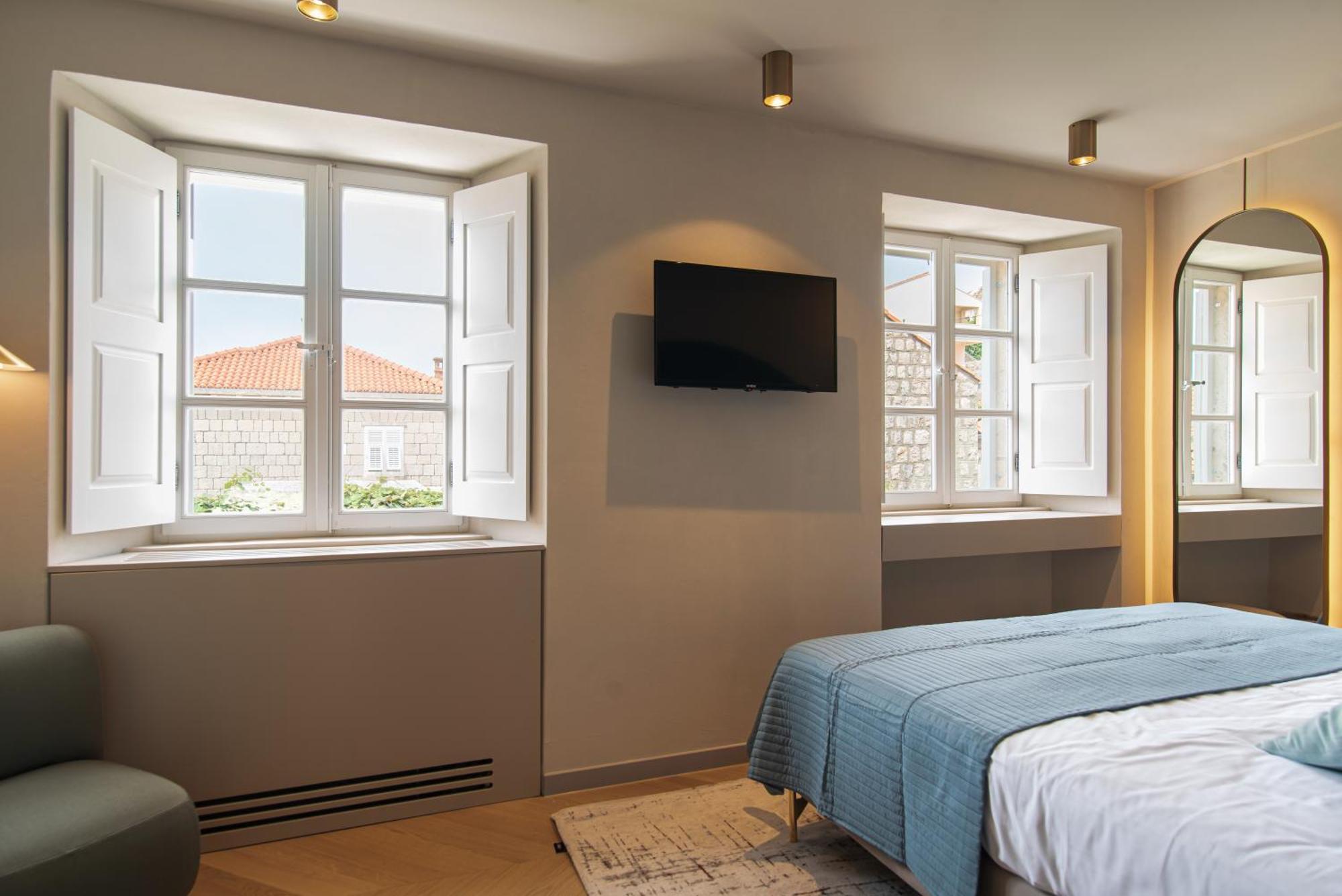 Zimmer mit Kingsize-Bett und Gartenblick.