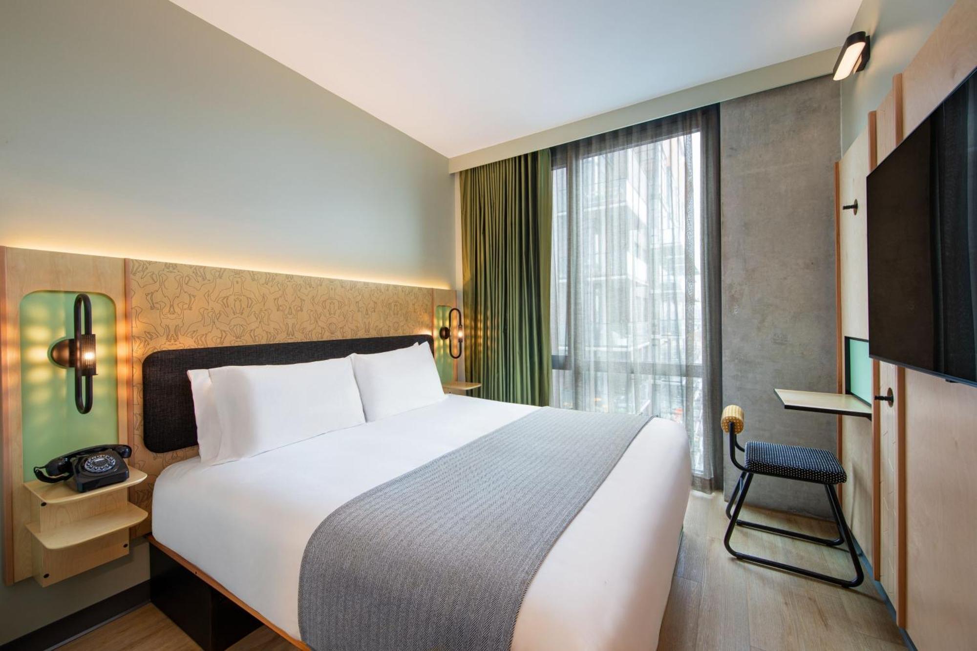 Zimmer mit Kingsize-Bett und Stadtblick - schwerhörigengerecht