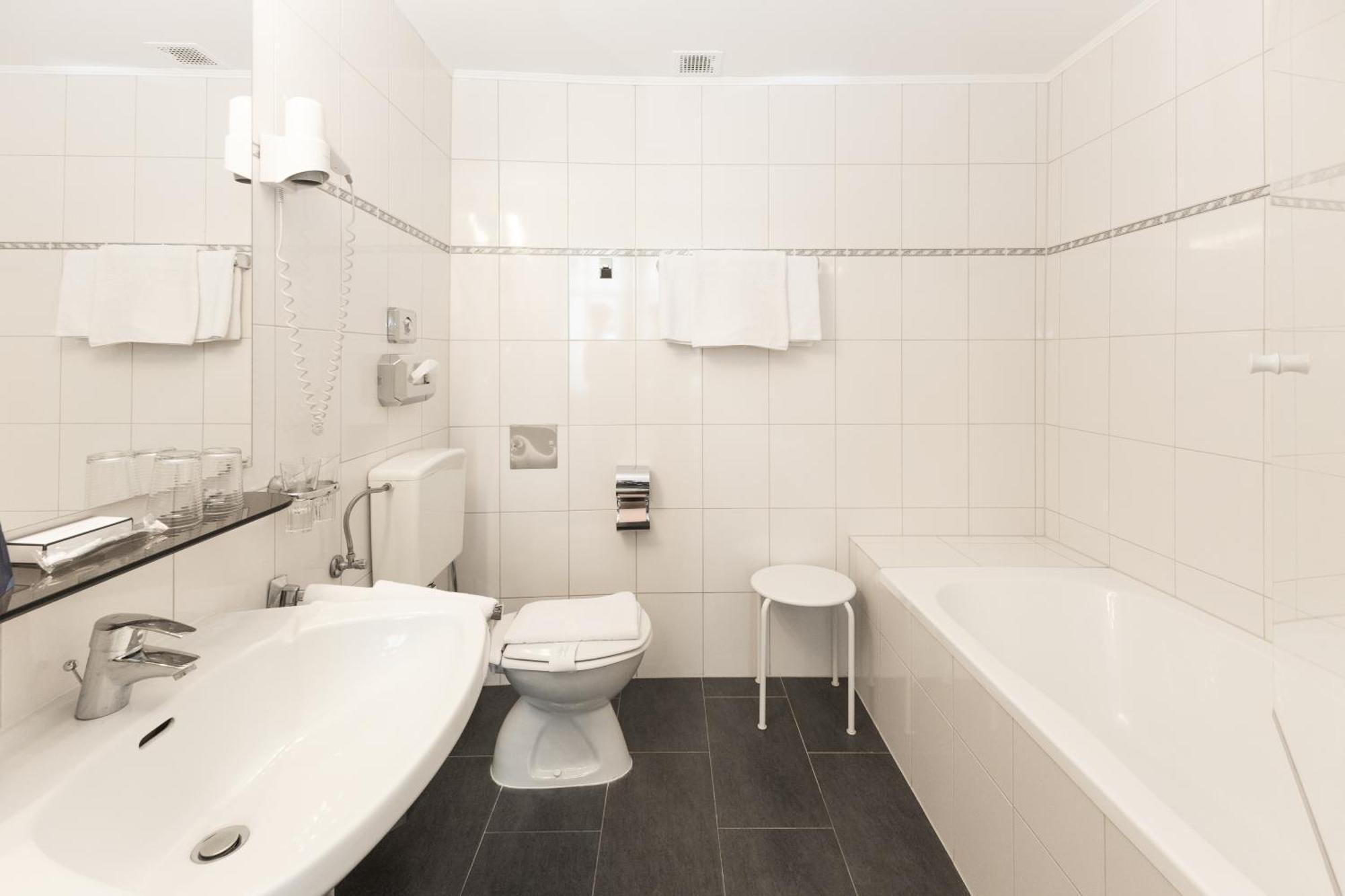 Doppelzimmer mit Sofa (2 Erwachsene +1 Kind)