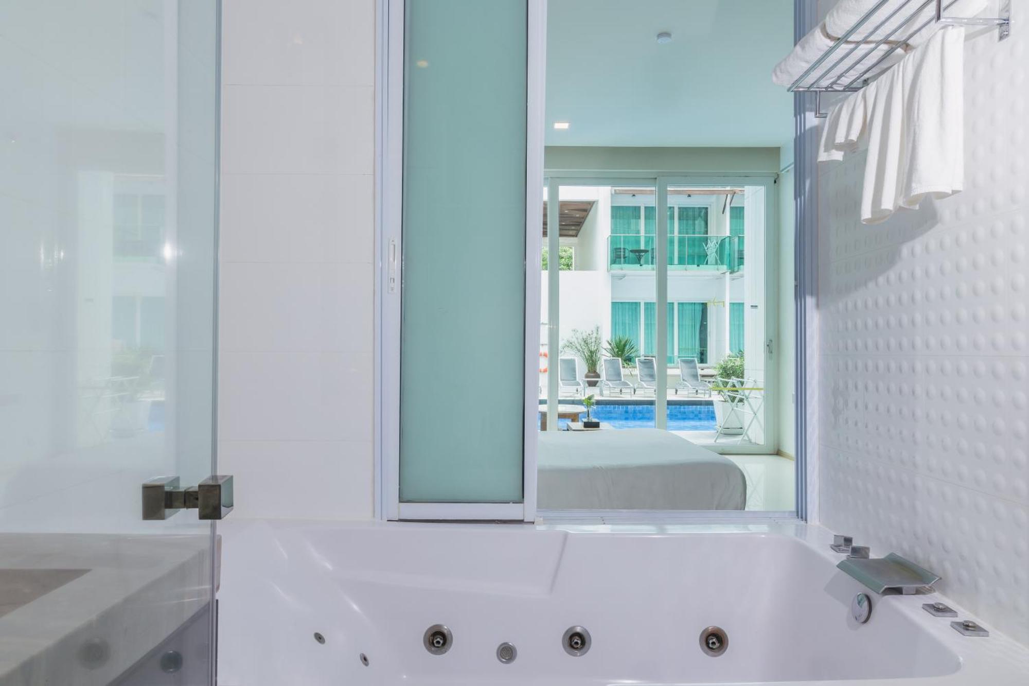 Deluxe mit Poolblick