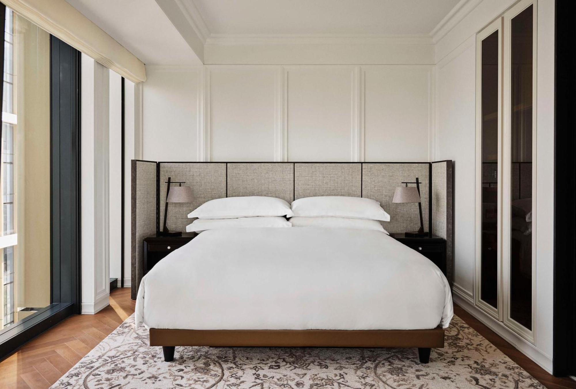 Eckzimmer mit Kingsize-Bett und Flussblick