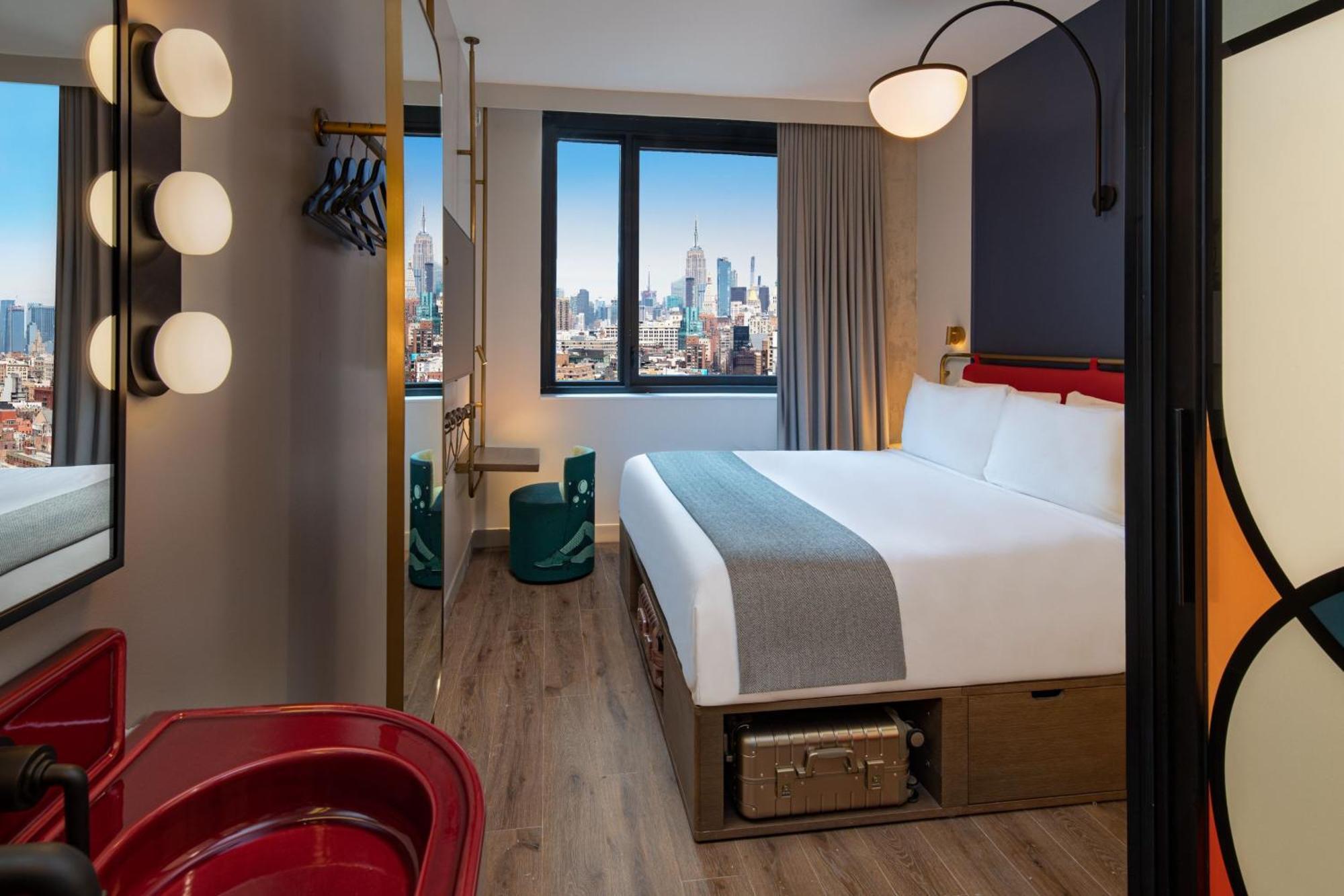 Zimmer mit Kingsize-Bett und Stadtblick