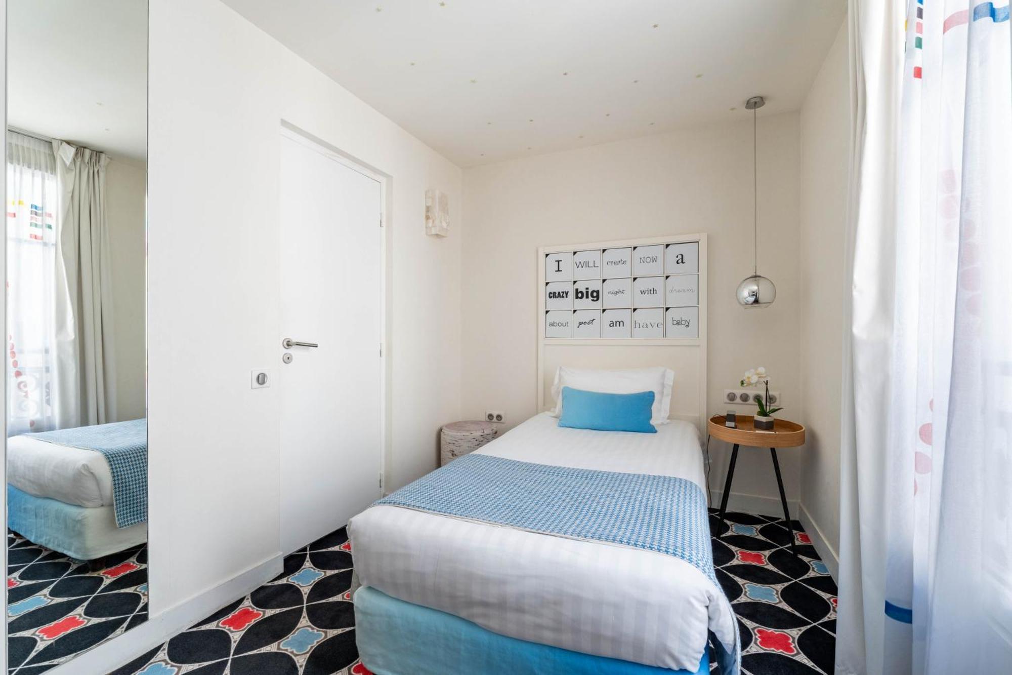 Zimmer mit Verbindungstür und 2 Schlafzimmern