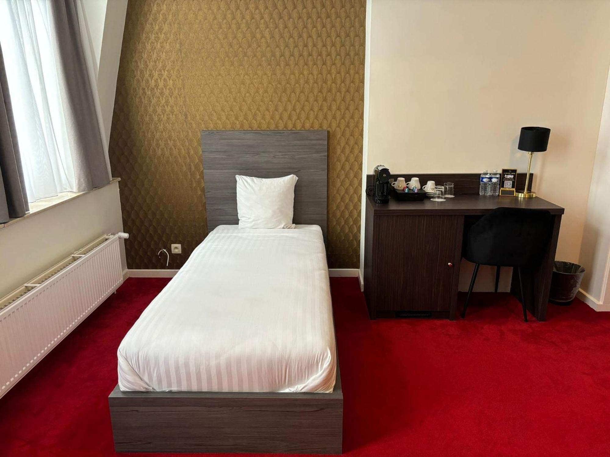 Dreibettzimmer mit Stadtblick