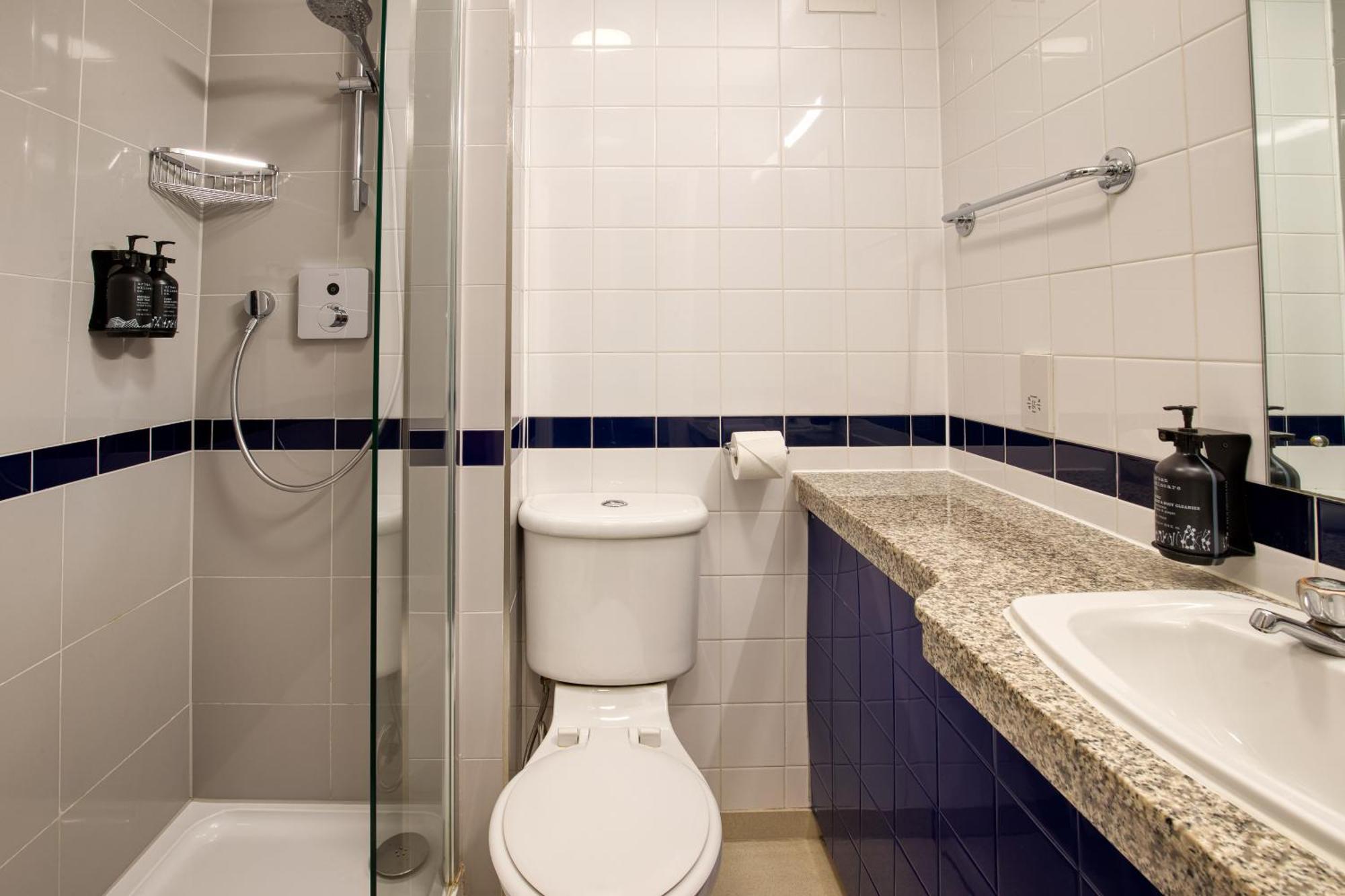 Standard Zimmer mit Kingsize-Bett und Blick auf den Park