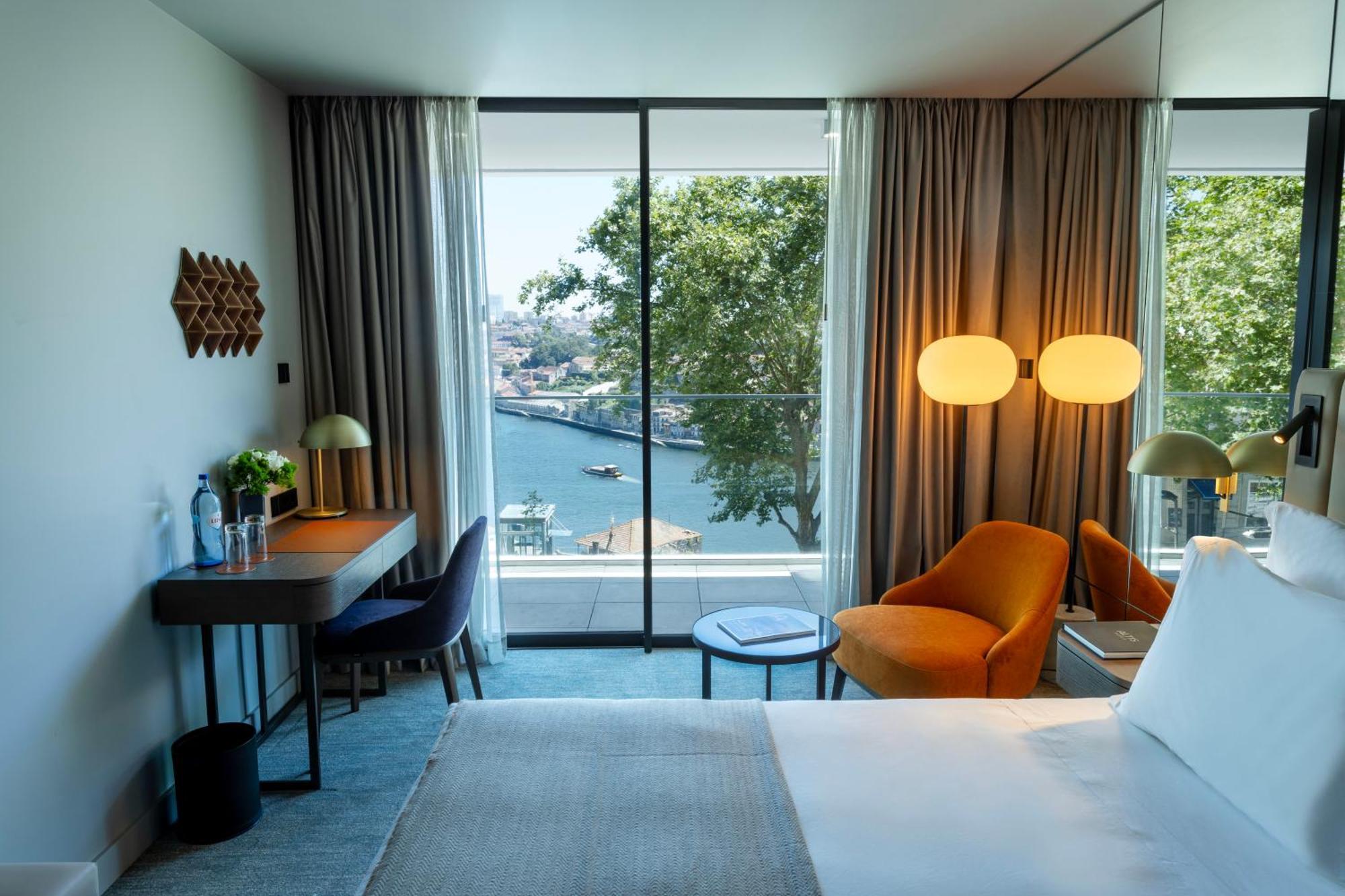 Deluxe Zimmer zur Flussseite (2., 3. und 4. Etage)