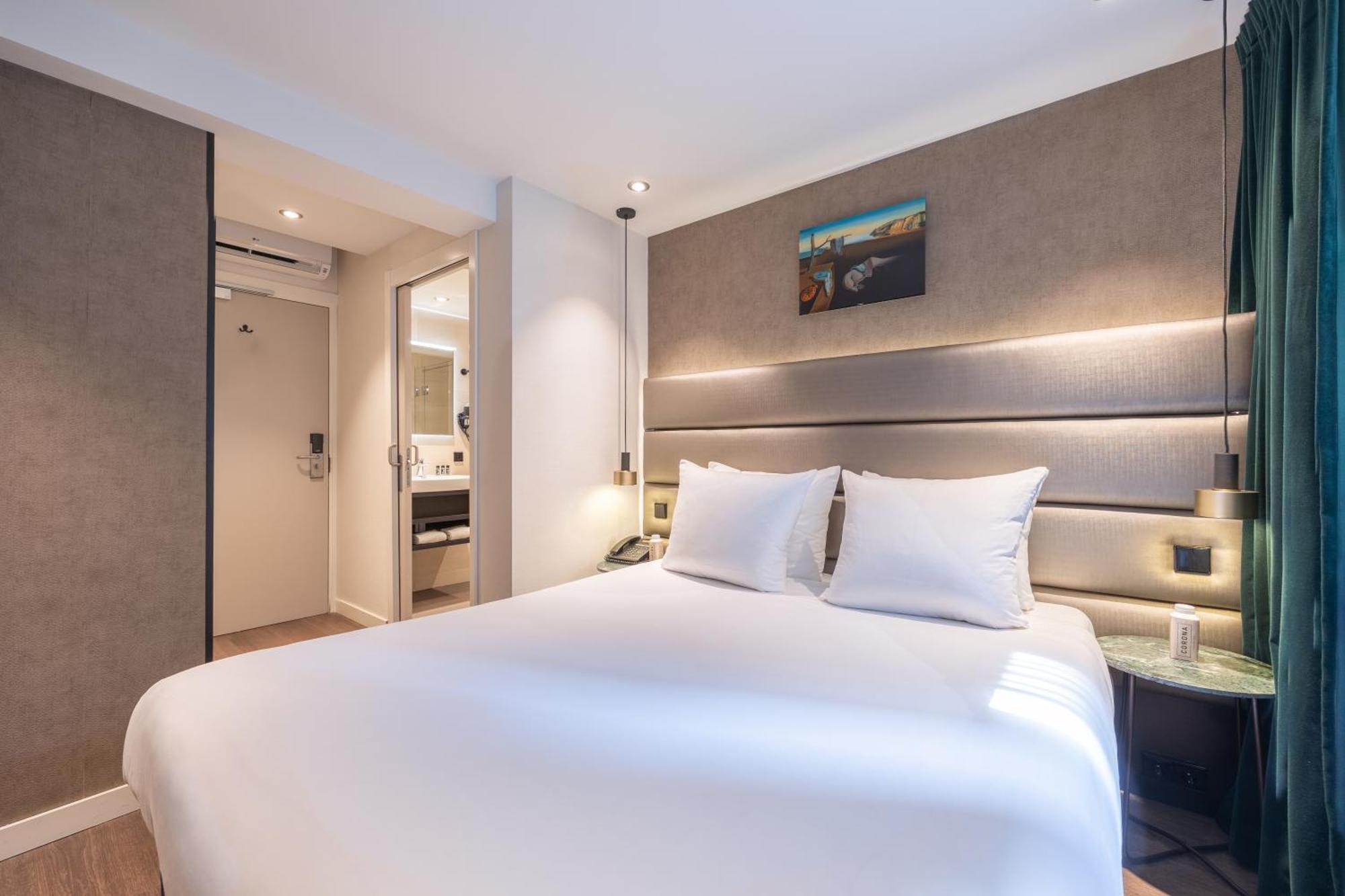 Zimmer im Souterrain mit Fenster