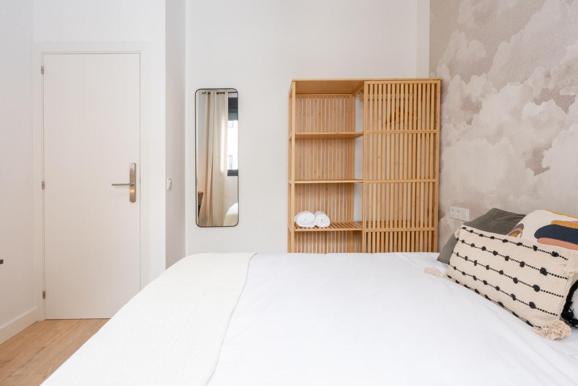 Zimmer mit Queensize-Bett und Gemeinschaftsbad