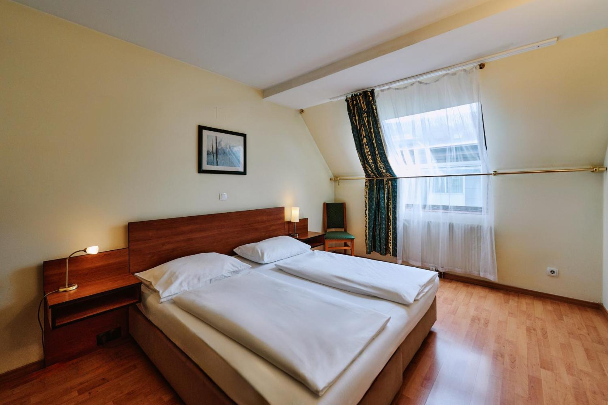 Zimmer mit Verbindungstür