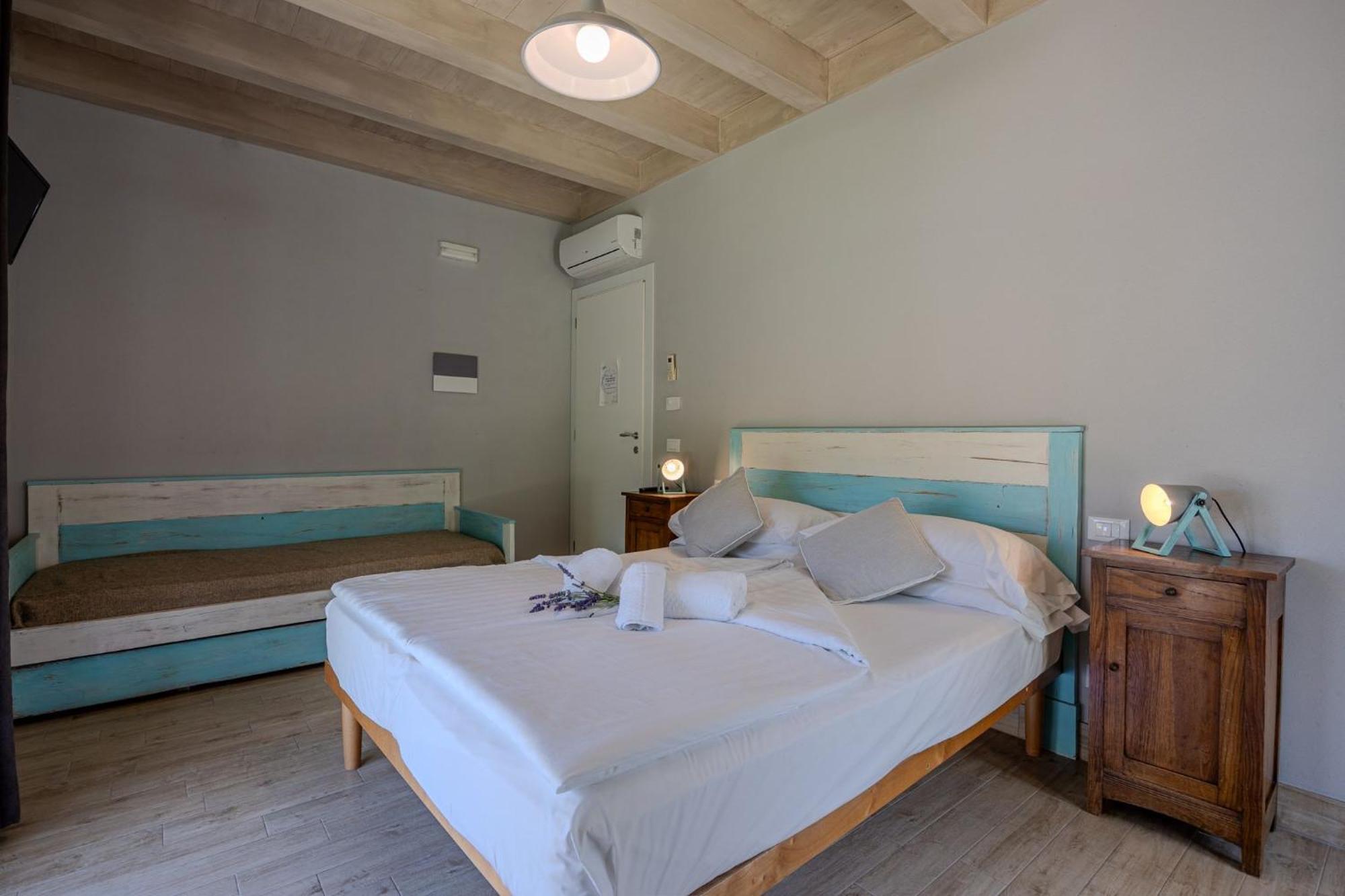 Dreibettzimmer mit Poolblick