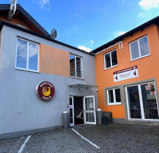 Kleines Doppel-/Zweibettzimmer