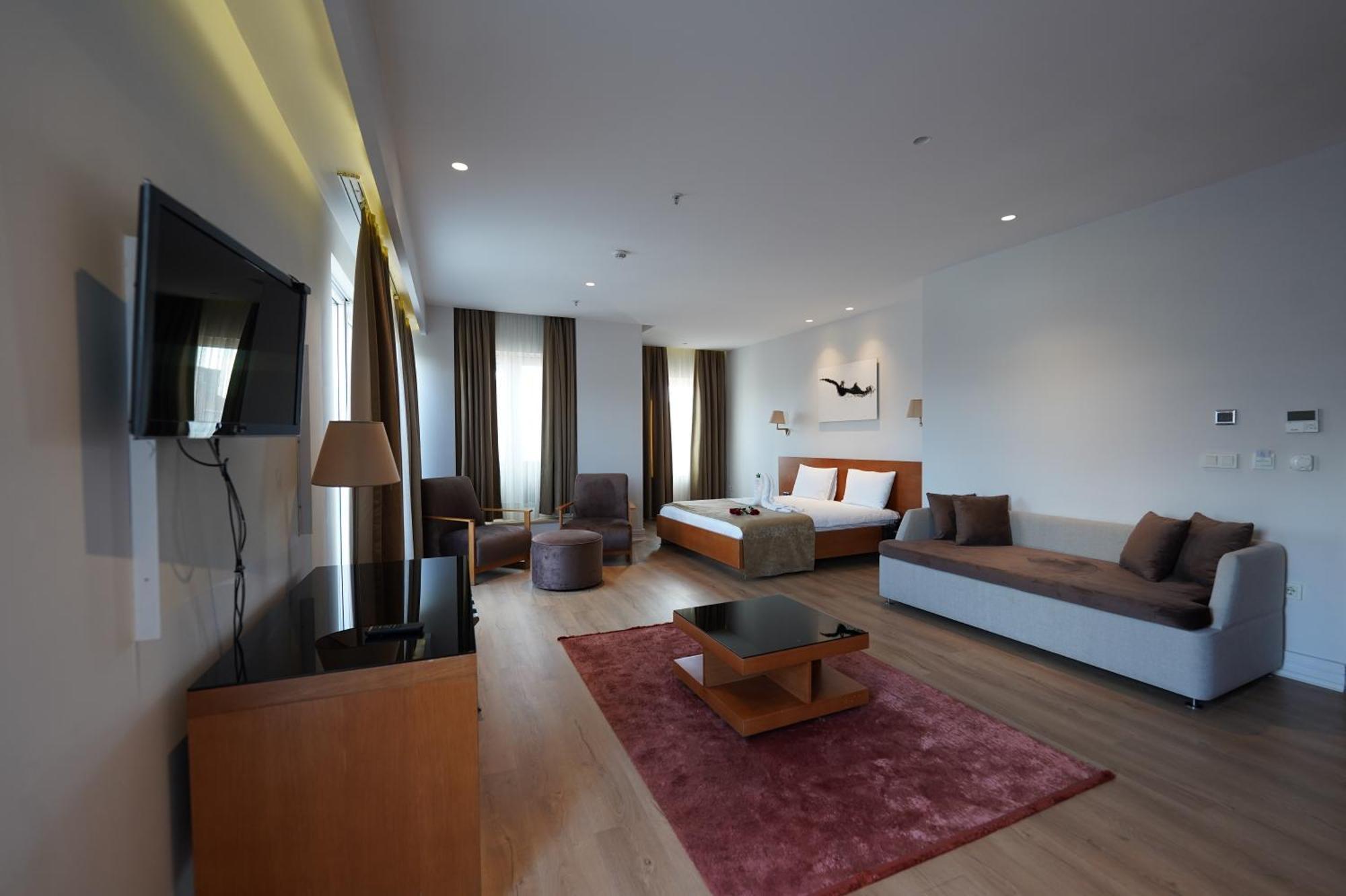 Zimmer mit Kingsize-Bett und Balkon