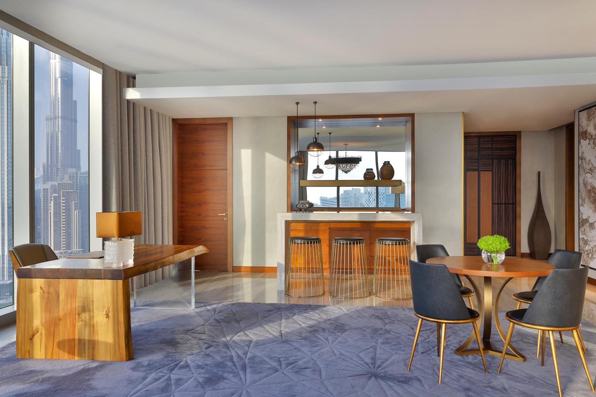 Signature Suite mit Kingsize-Bett, Kanalblick und dem einzigartigen Butlerservice des St. Regis