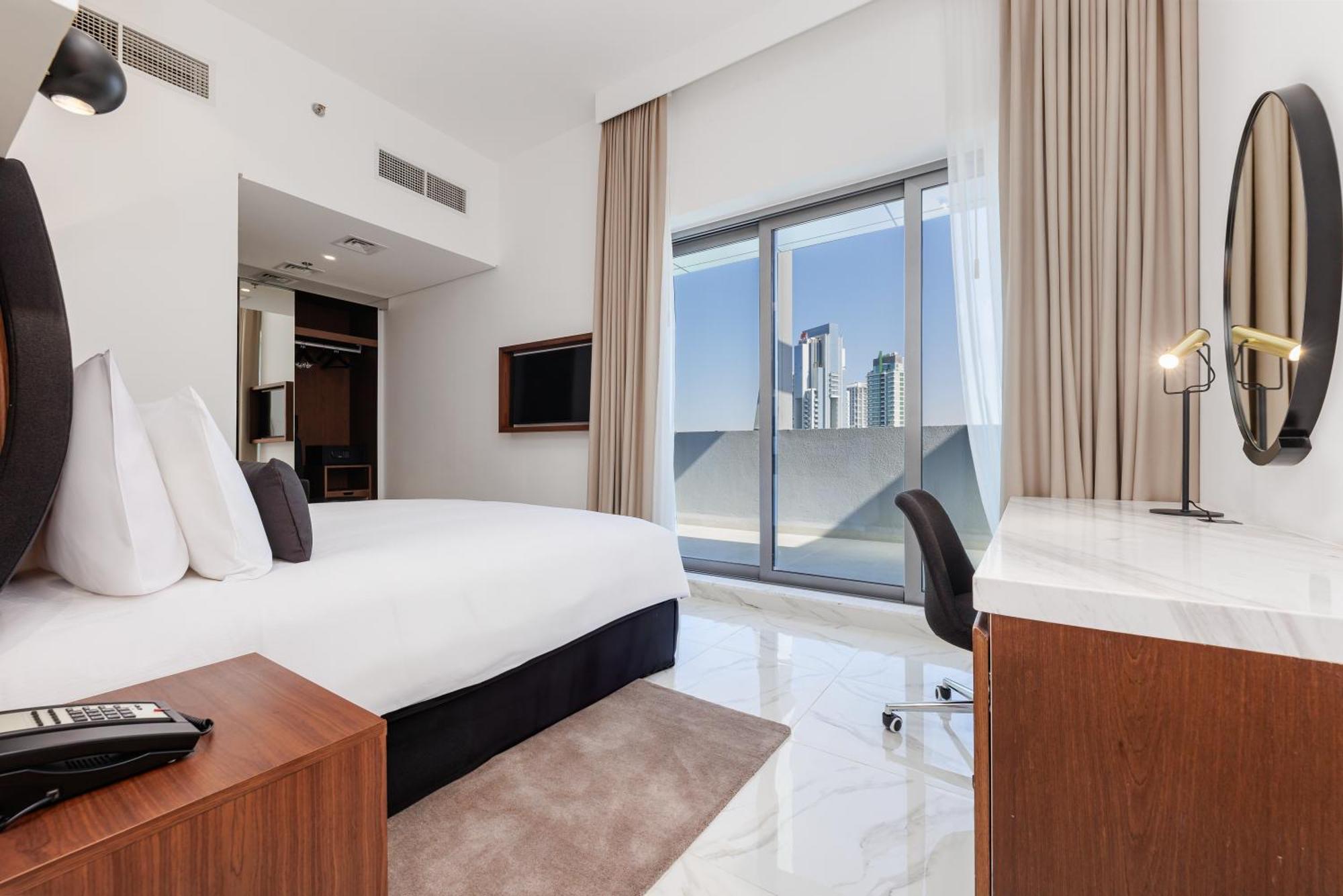 Premium Zimmer mit Kingsize-Bett und möbliertem Balkon