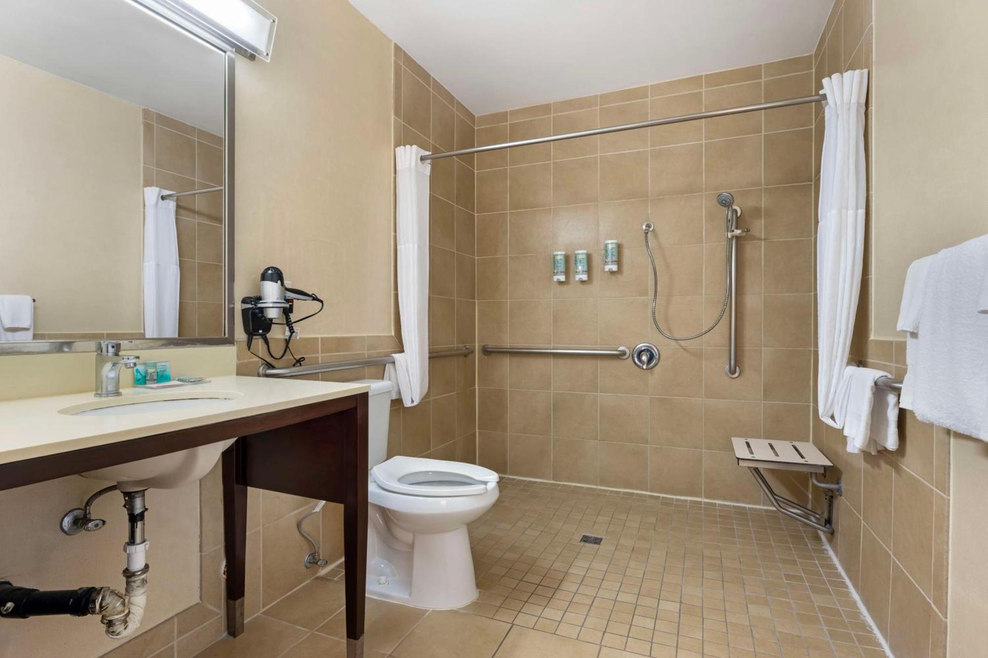 Zimmer mit Queensize-Bett und rollstuhlgerechter Dusche - für Personen mit eingeschränkter Mobilität geeignet, Nichtraucher