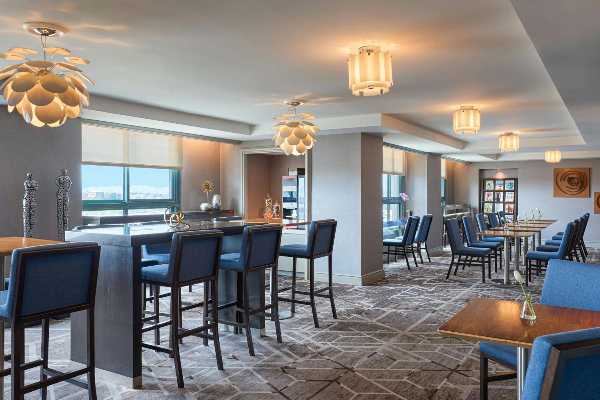 Zimmer mit 2 Queensize-Betten und Zugang zur Club Lounge