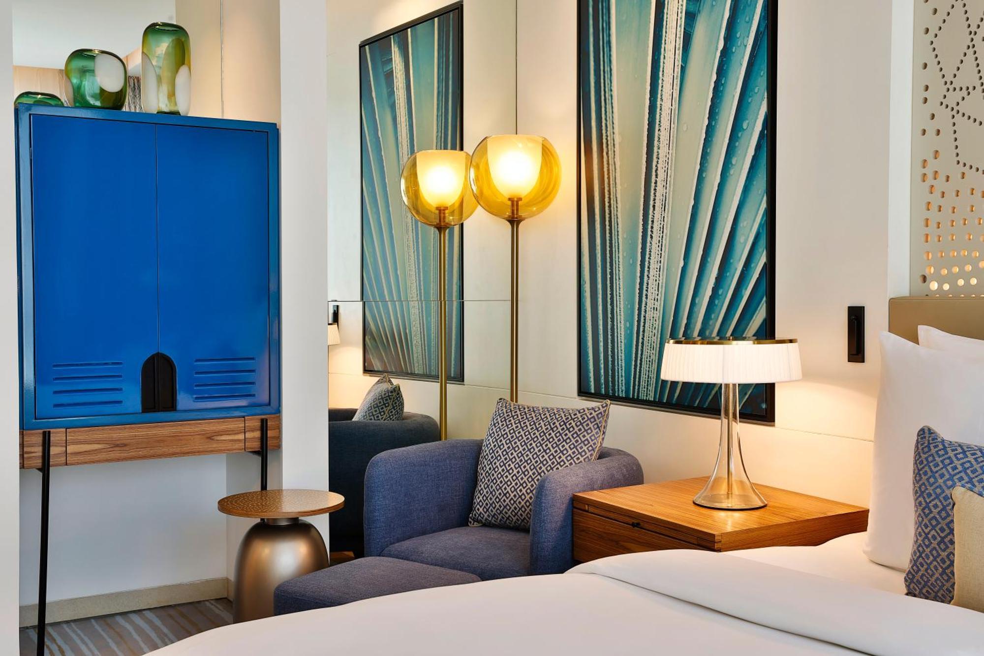 Zimmer mit Kingsize-Bett und seitlichem Meerblick