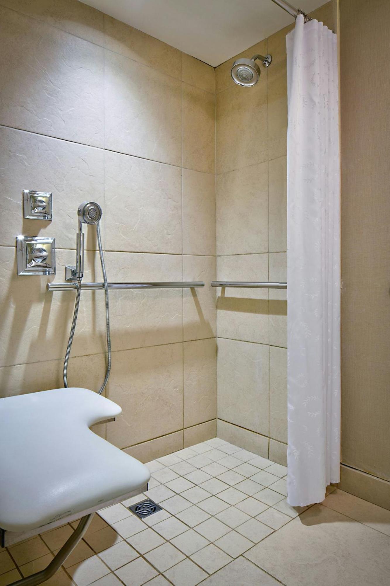 Superior Zimmer mit Kingsize-Bett und angepasster Badewanne - barrierefrei und für Hörgeschädigte geeignet/obere Etage