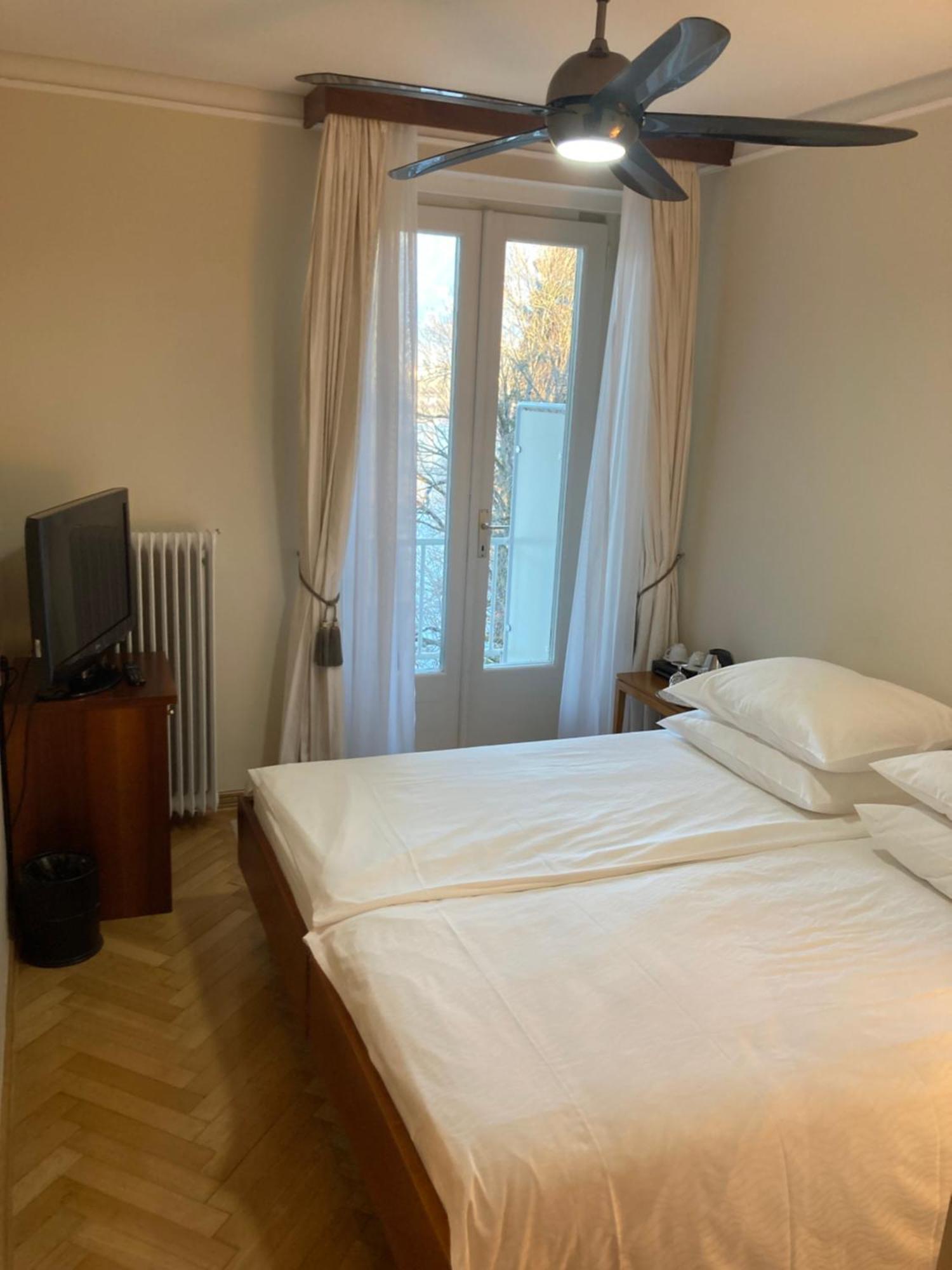 Small Double Room,1634402423:JPEG