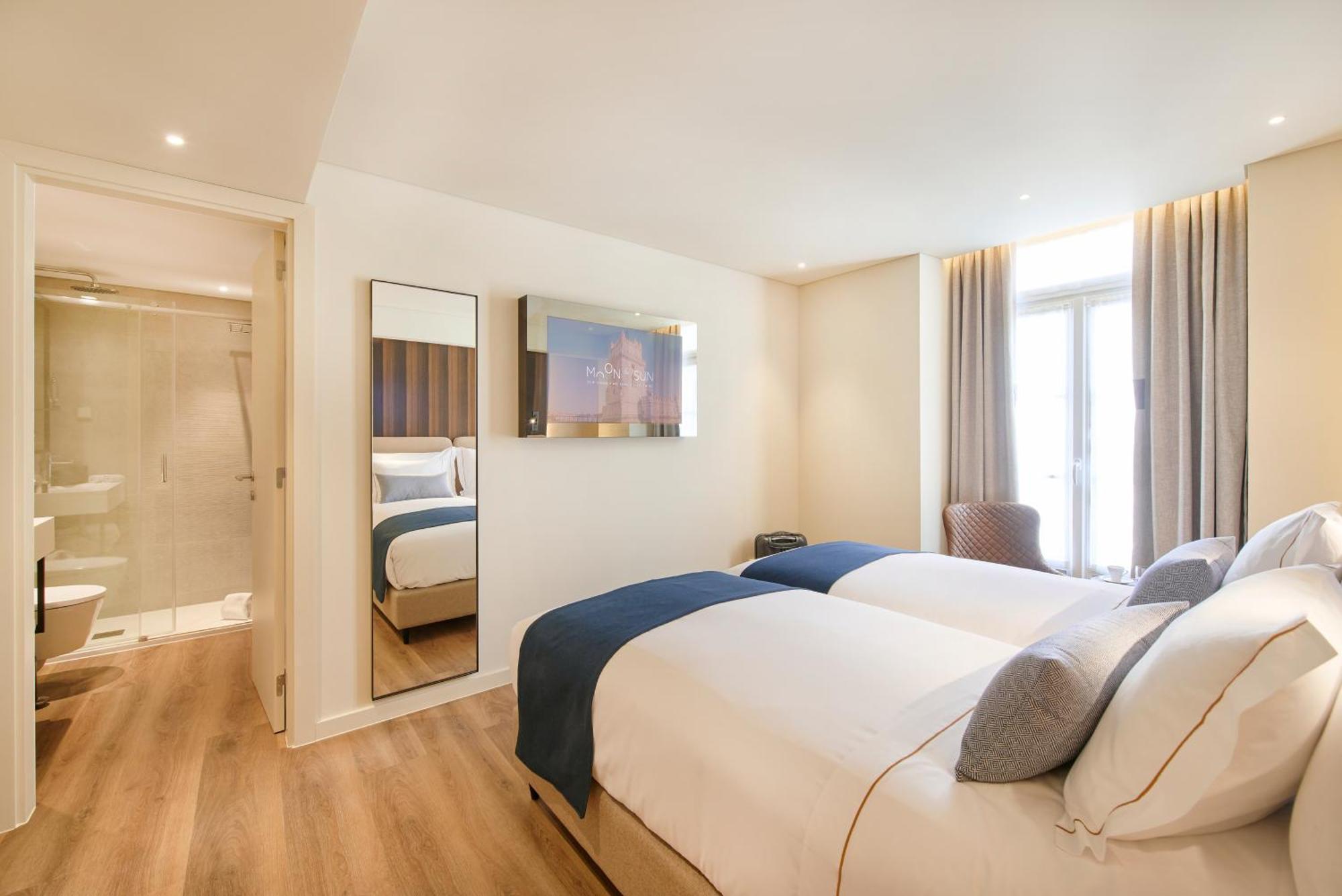 Doppel-/Zweibettzimmer mit Balkon und Stadtblick