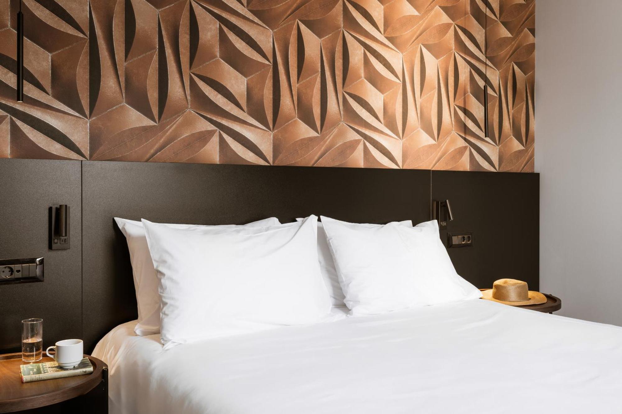 Zimmer mit Kingsize-Bett und Balkon