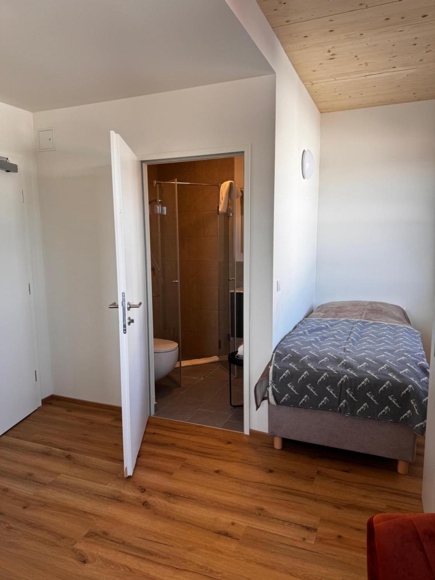 Dreibettzimmer mit Bergblick