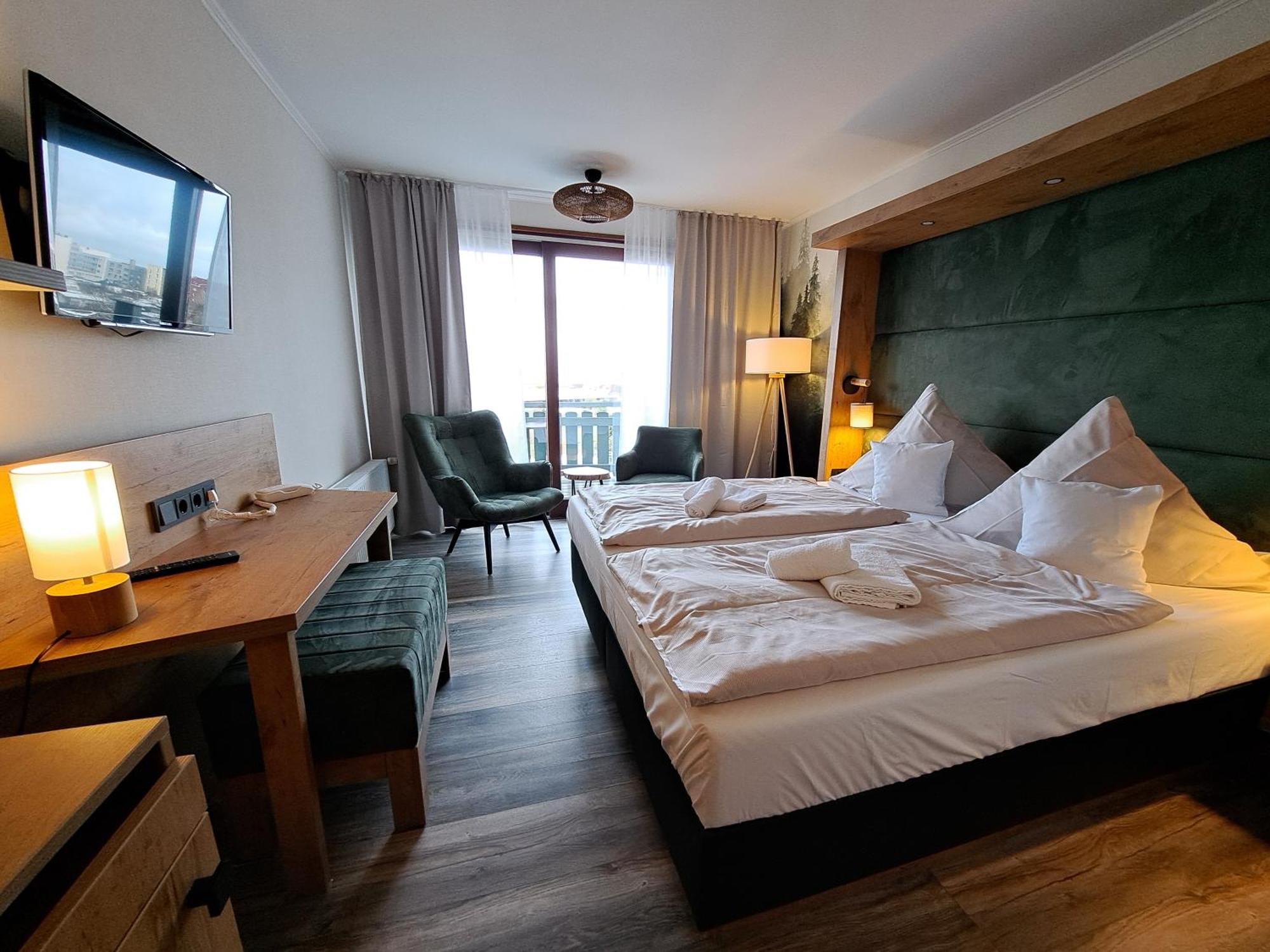 Doppel-/Zweibettzimmer mit Balkon
