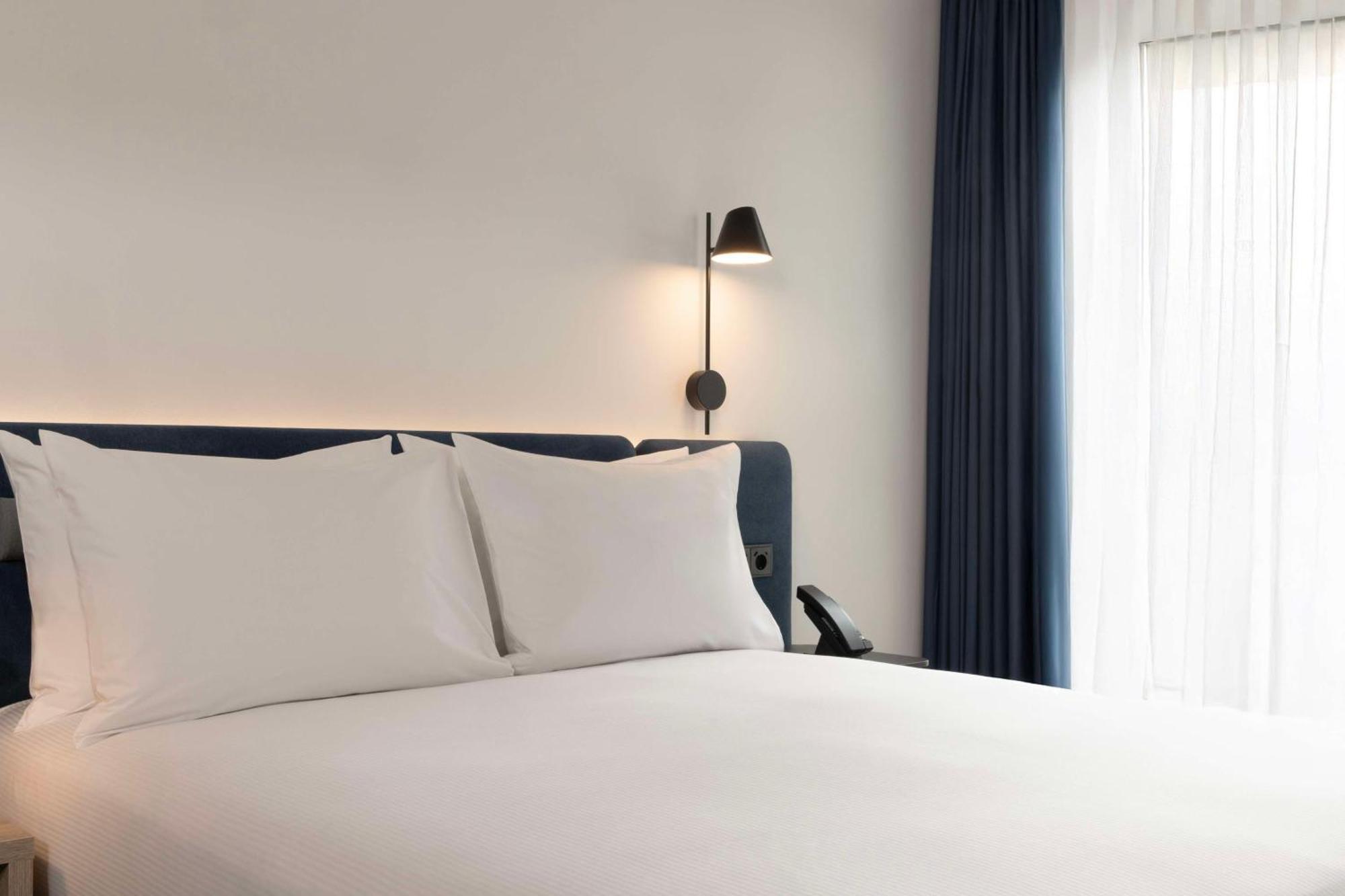 Zimmer mit Kingsize-Bett