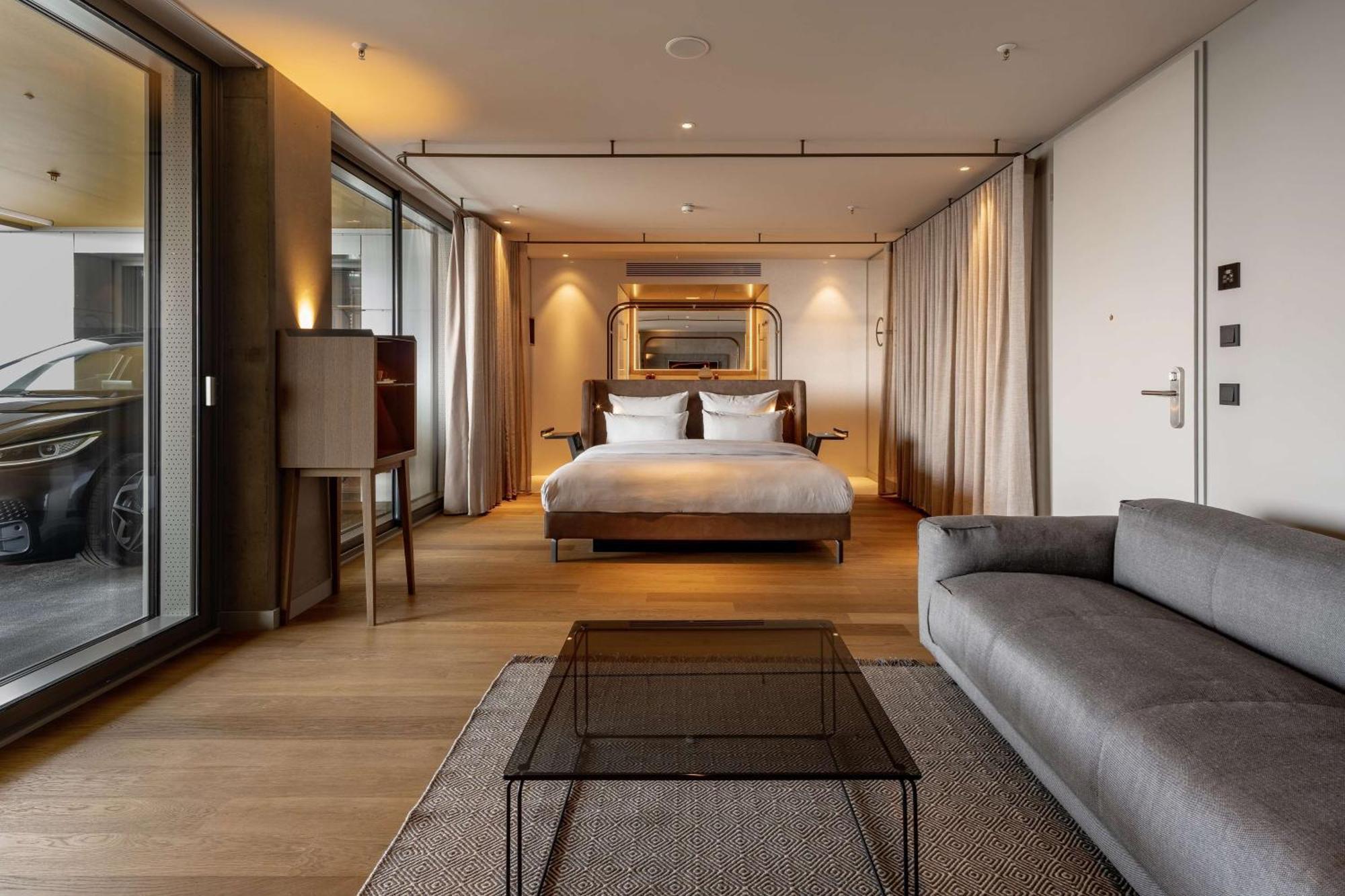 Deluxe Zimmer mit Kingsize-Bett und Blick auf den Flughafen