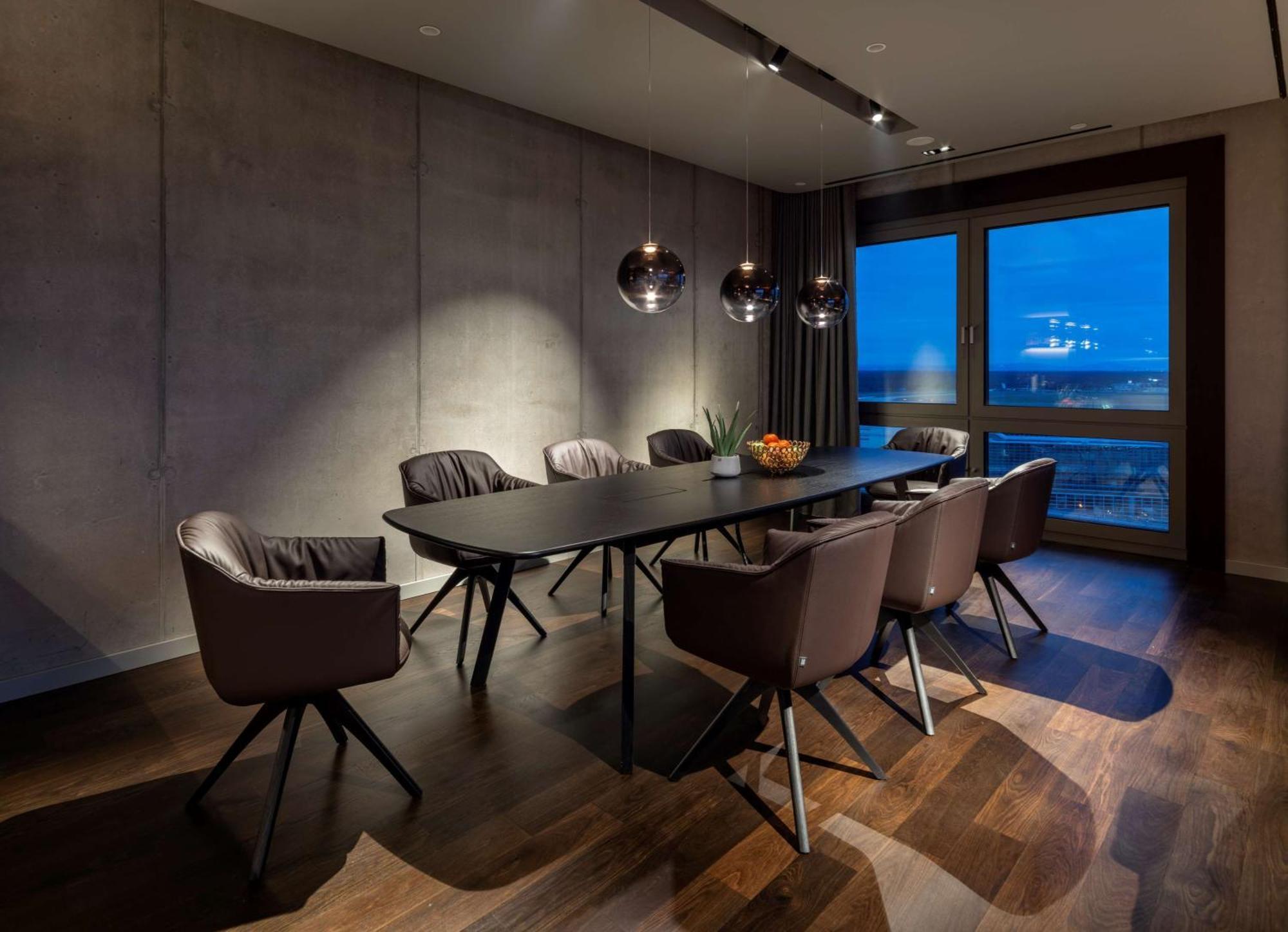 King Suite with Spa Bath and Fireplace - Skyline and Airport View