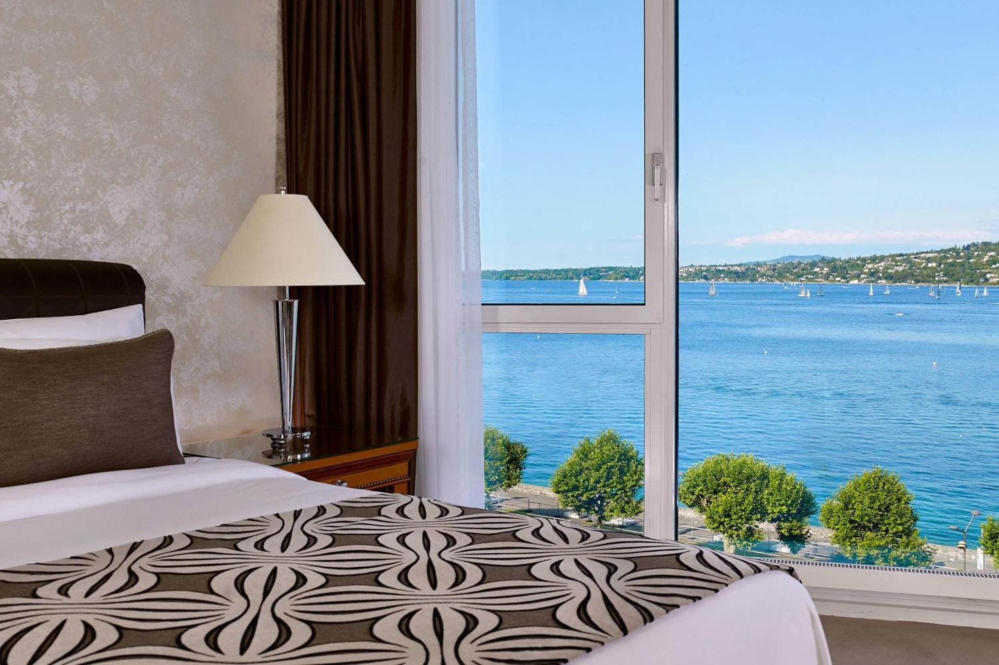 Große Junior Suite mit Kingsize-Bett und Seeblick