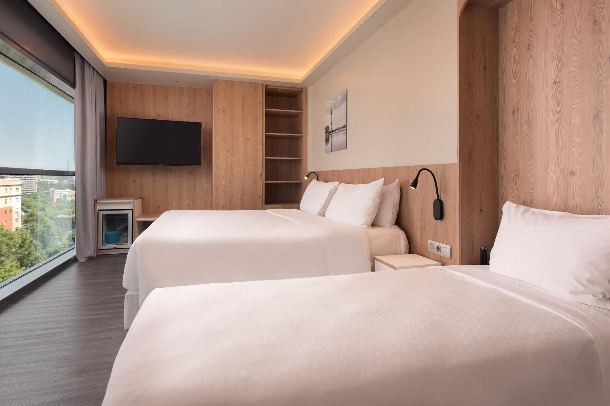 Executive Zimmer mit Kingsize-Bett und Stadtblick