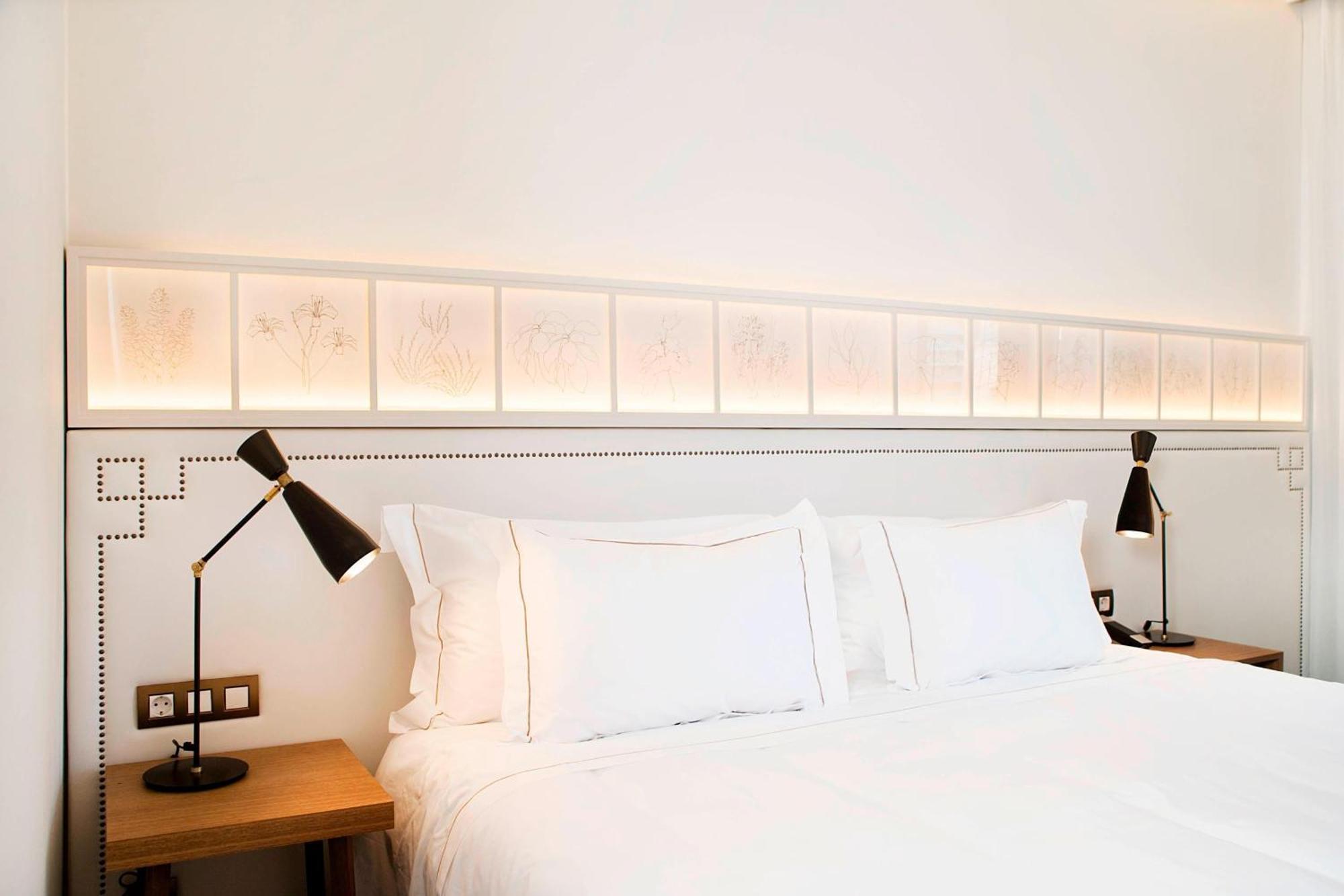Ägyptisches Eckzimmer mit Kingsize-Bett