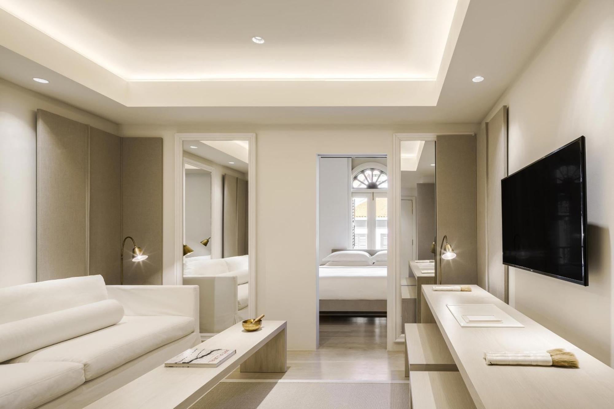 Pearl Club Suite, 1 King, City View (Roundtrip Airport Transfers + Club Lounge Access with Complimentary Breakfast, Cocktails & Snacks)