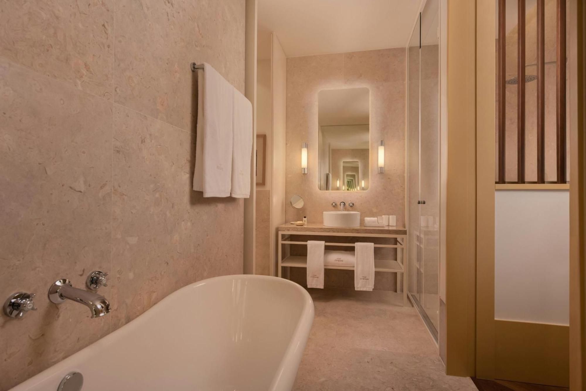 Superior Zimmer mit 1 Kingsize-Bett und Blick auf den Innenhof