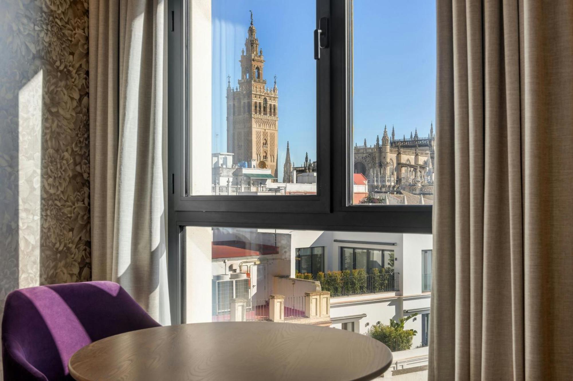 Deluxe Zimmer mit Kingsize-Bett und Stadtblick