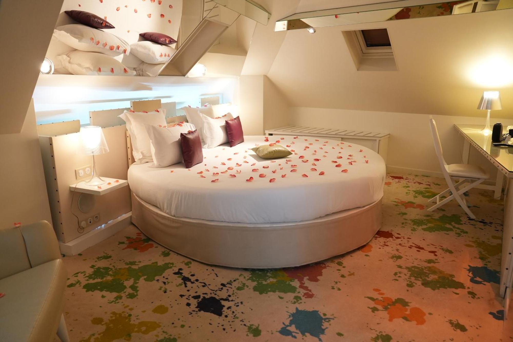 Doppelzimmer Atelier d'Artiste mit Whirlpool und rundem Bett