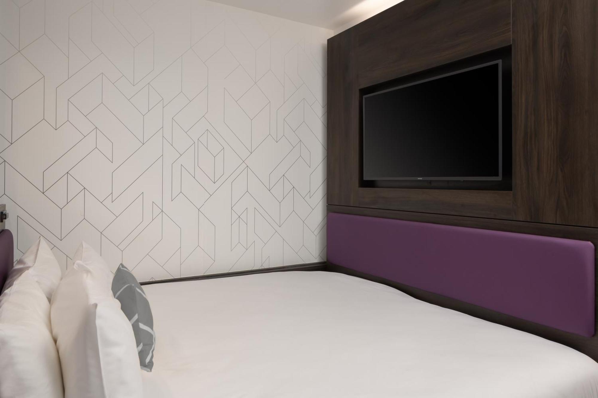 Effizientes Zimmer mit Kingsize-Bett ohne Fenster