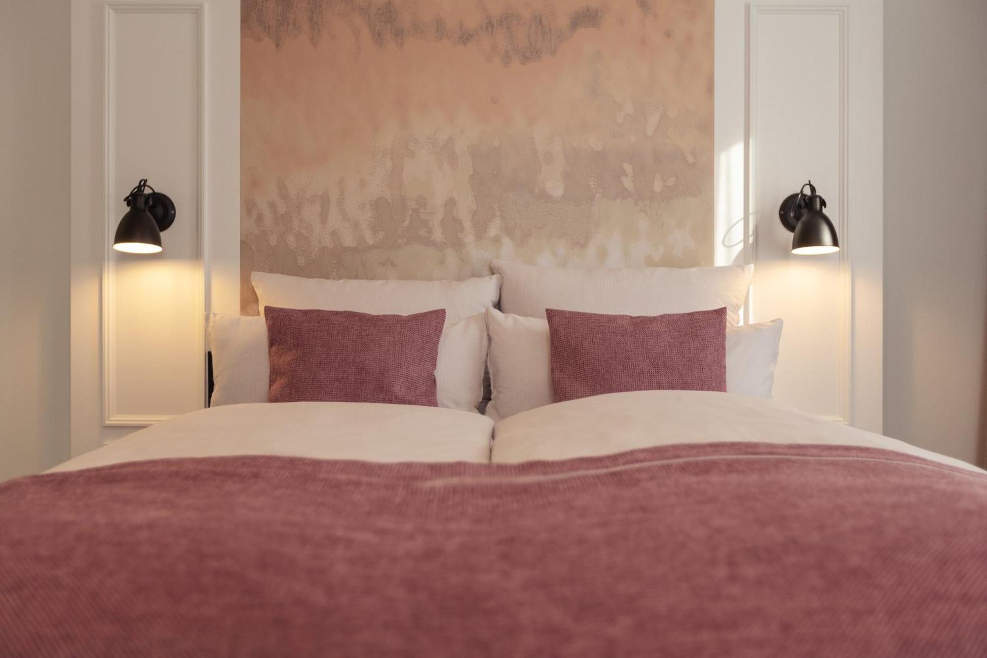 Standard Zimmer mit Queensize-Bett und Balkon – bis zu 3 Erwachsene
