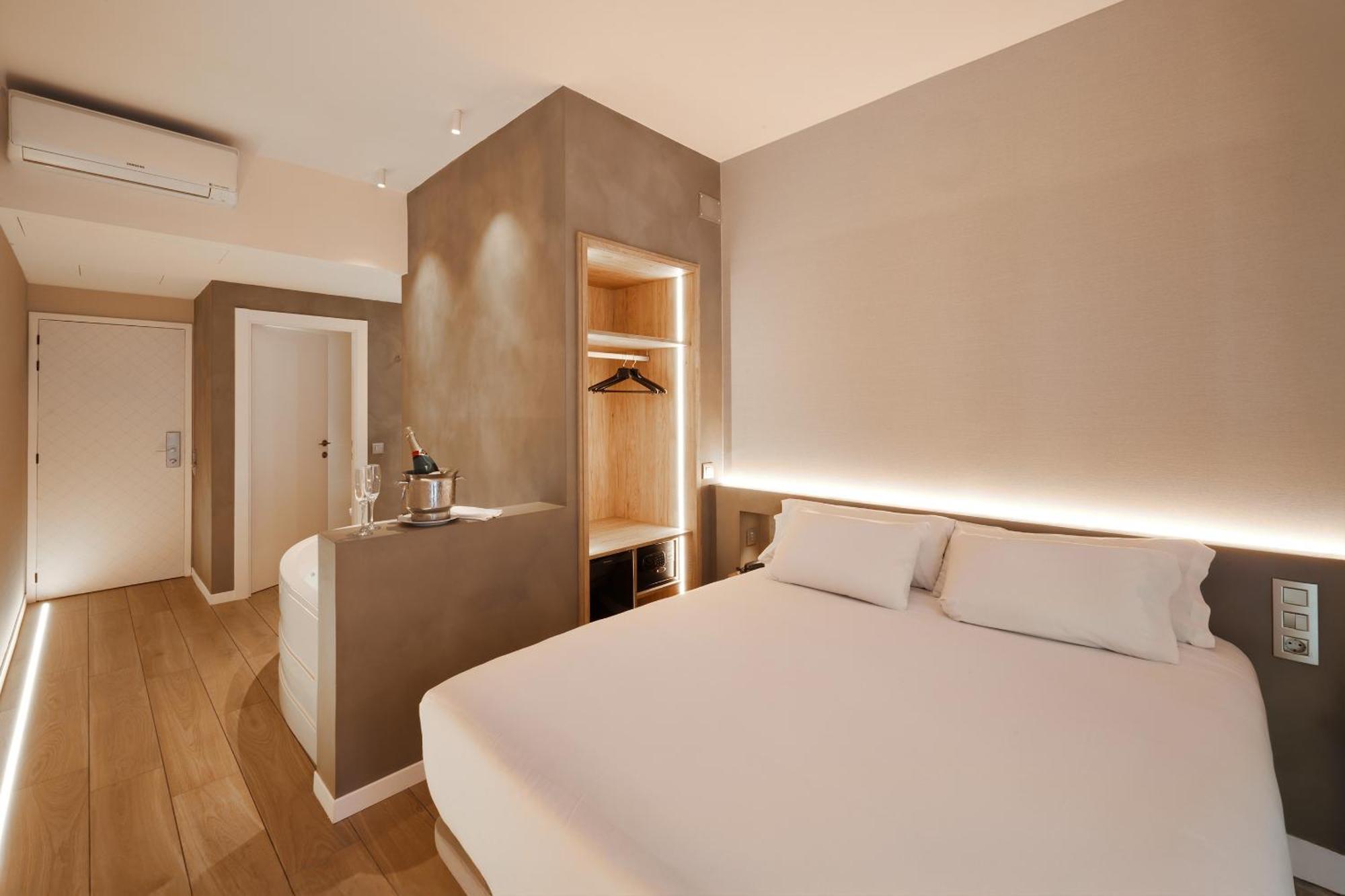 Doppelzimmer mit Whirlpool-Badewanne